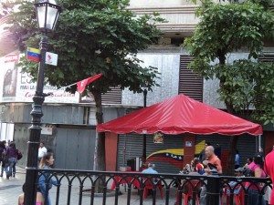 Televisión con propaganda política en la típica calle venezolana.