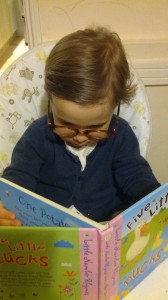 Ni usa gafas ni sabe leer.